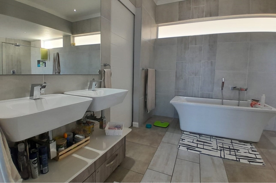 4 Bedroom Property for Sale in Yzerfontein Western Cape